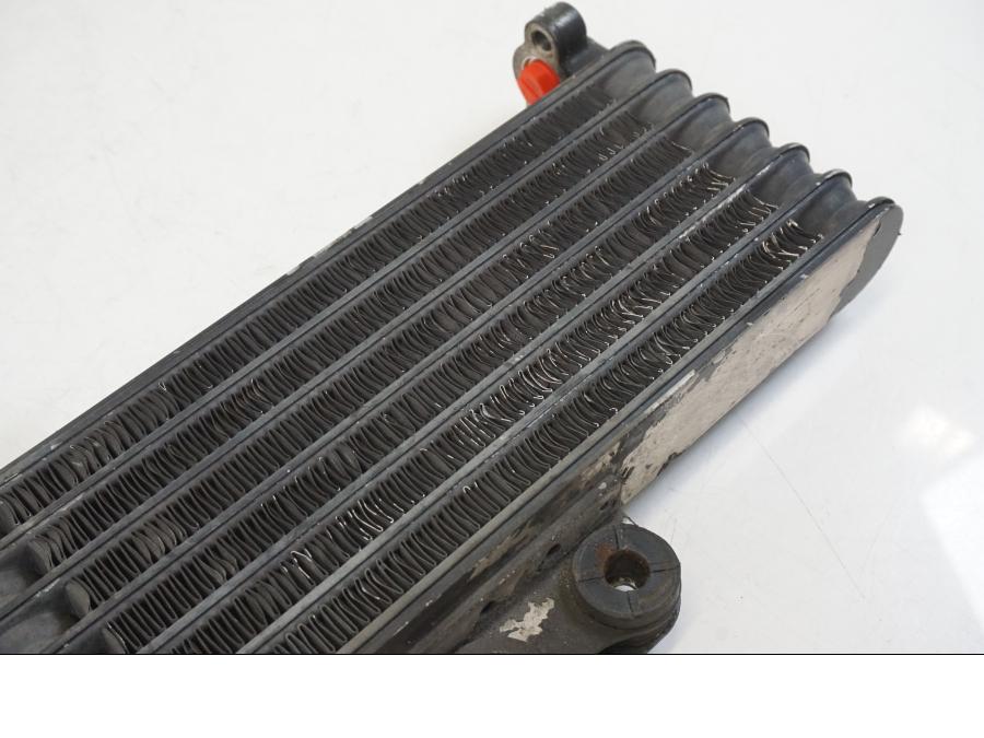 Snett uppifrån på Oljekyl från en Honda CB 750 -2002 motorcykel.