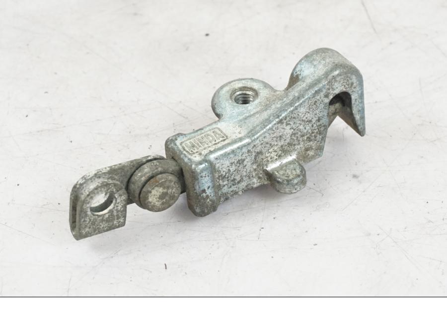 Höger sida på Sadellåsmekanism från en Triumph Tiger Explorer -2013 motorcykel.