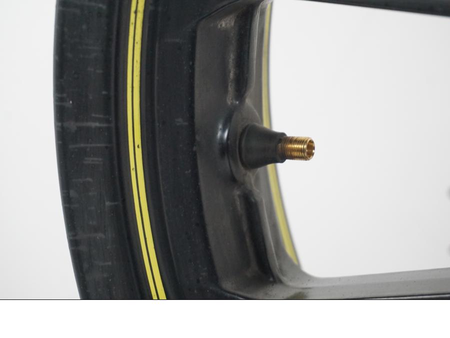 Snett nerifrån på Fälg från en Yamaha MT 125 -2017 motorcykel.