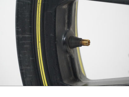 Snett nerifrån på Fälg från en Yamaha MT 125 -2017 motorcykel.