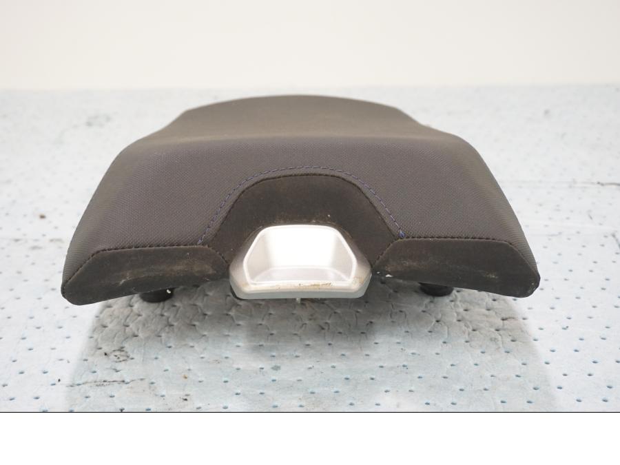 Höger sida på Sadel från en Yamaha MT-09 Tracer -2019 motorcykel.