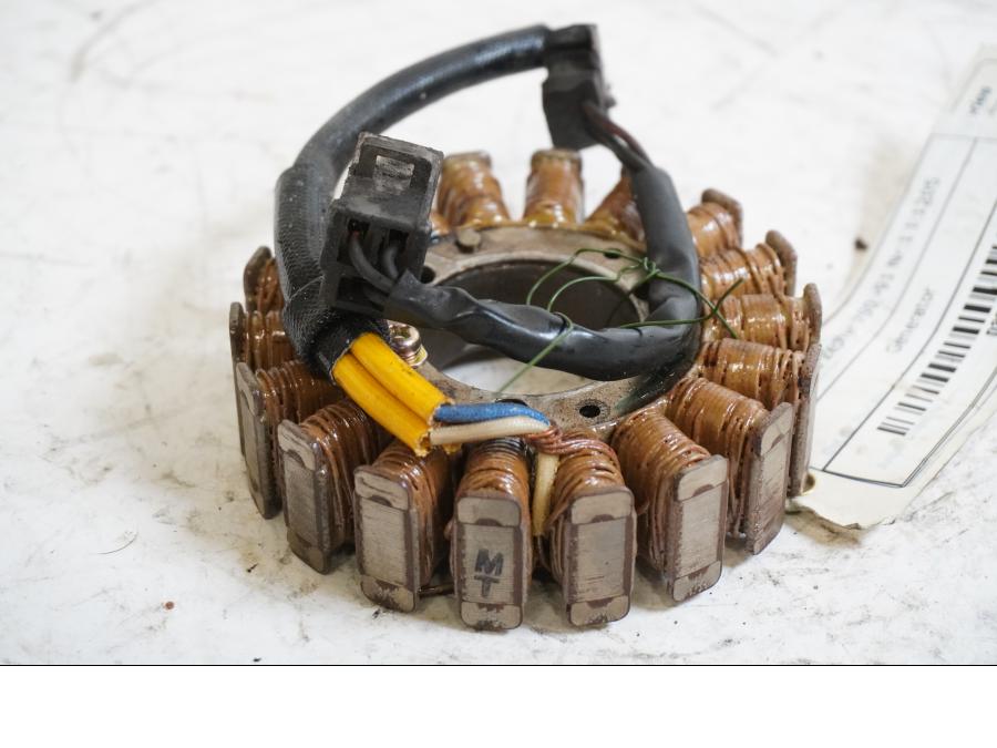 Framsidan på Generator från en Kawasaki Zephyr 750 -1991 motorcykel.