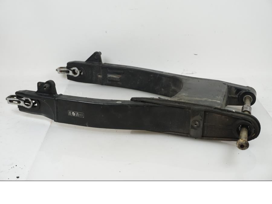 Baksidan på Sving från en Triumph Speedmaster -2005 motorcykel.