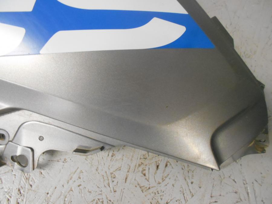 Baksidan på Bensintankskåpa från en BMW R 1200 GS -2016 motorcykel.