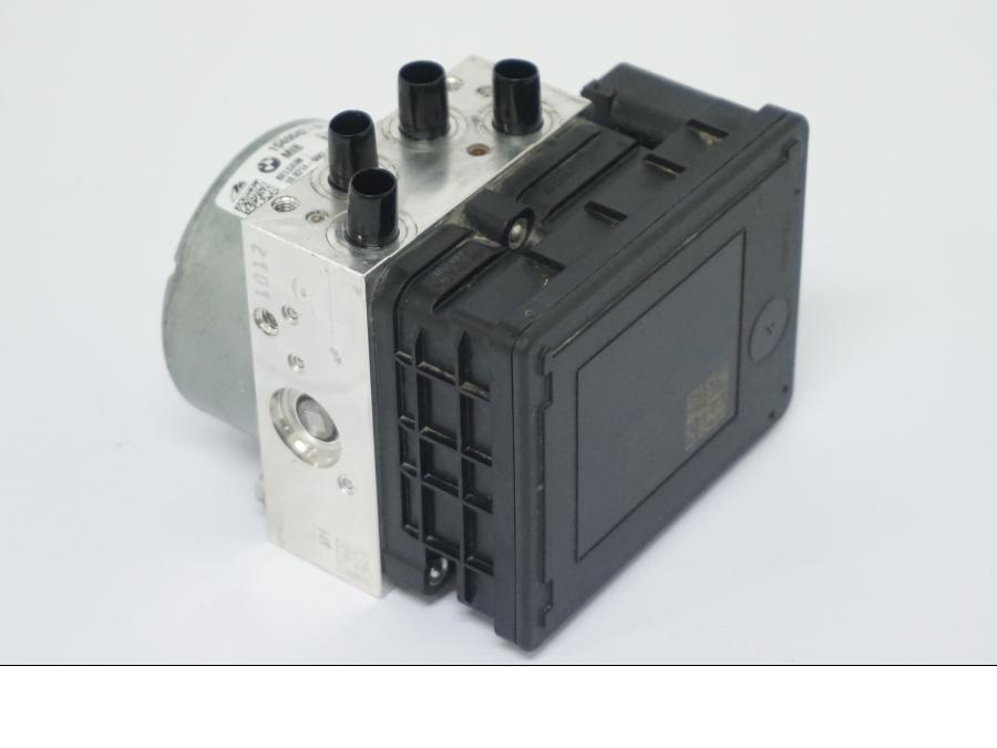 Höger sida på ABS Modulator från en BMW R 1250 GS -2022 motorcykel.