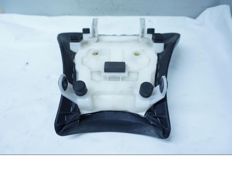 Snett nerifrån på Sadel från en Suzuki GSX-R 1000 -2011 motorcykel.