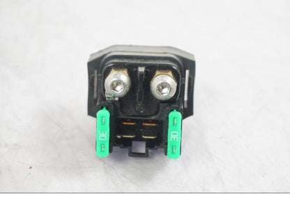 Snett uppifrån på Startrelä från en KTM 1290 Super Duke R -2022 motorcykel.