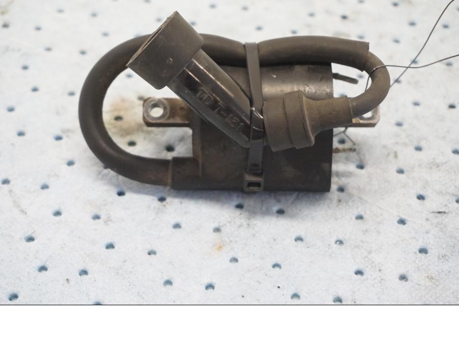 Framsidan på Tändspole från en Yamaha XVS 1100 -2000 motorcykel.