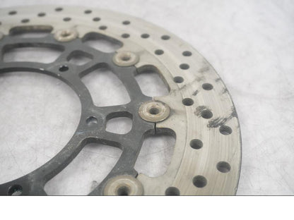 Vänster sida på Bromsskiva från en BMW F 700 GS -2014 motorcykel.