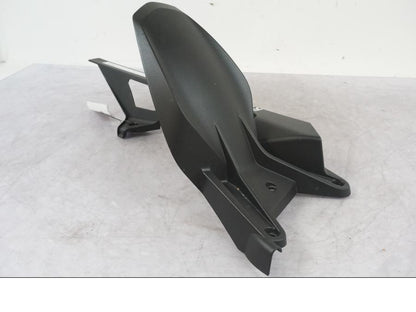 Baksidan på Svingskärm från en KTM 1290 Super Duke R -2022 motorcykel.