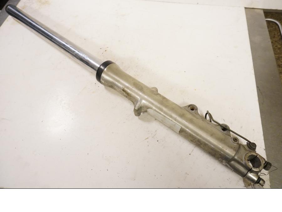 Framsidan på Gaffelben från en Suzuki GS 850 G -1982 motorcykel.