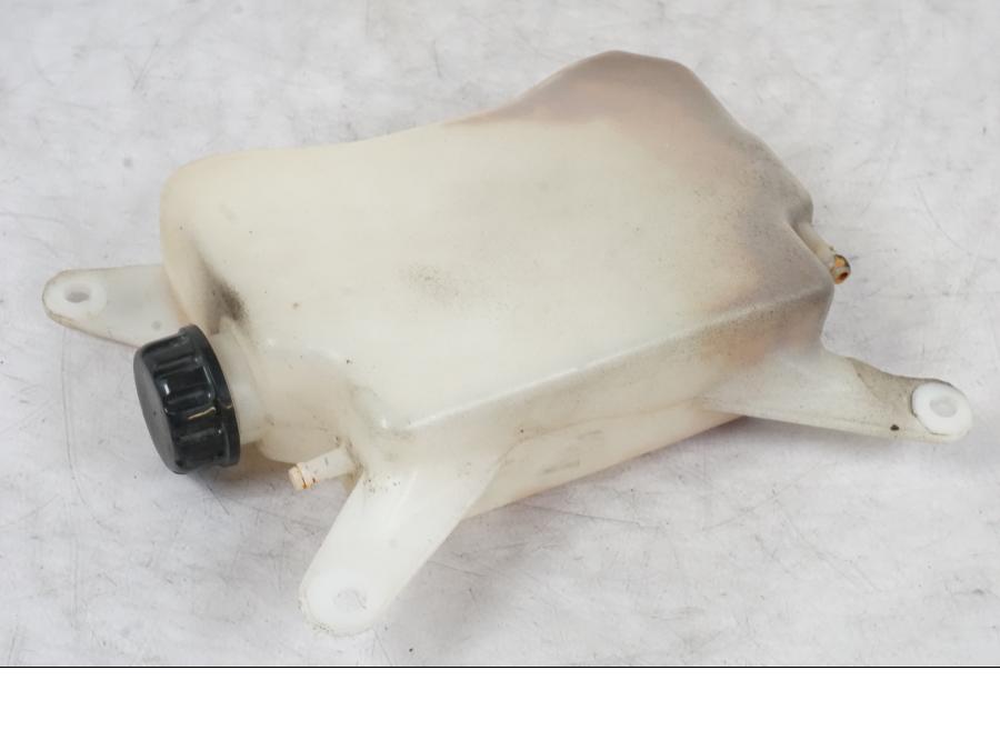 Framsidan på Vattenexpansionskärl från en Kawasaki KL 650A -1987 motorcykel.