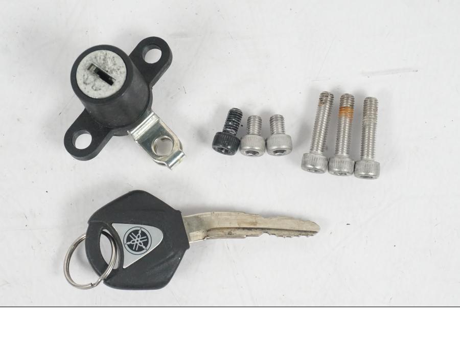 Baksidan på <p>Låssats från Yamaha MT-07 ABS 2014. 1st nyckel, tändningslås, antenn, sadellås, cdi och tanklock.</p>

<p>Nyckeln är krokig, går ej att få i styrlåset samt att en mindre plastbit saknas från CDI se bilder.</p> motorcykel.
