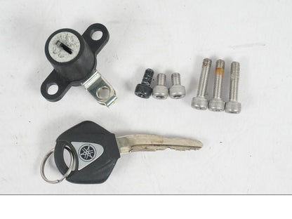 Baksidan på <p>Låssats från Yamaha MT-07 ABS 2014. 1st nyckel, tändningslås, antenn, sadellås, cdi och tanklock.</p>

<p>Nyckeln är krokig, går ej att få i styrlåset samt att en mindre plastbit saknas från CDI se bilder.</p> motorcykel.