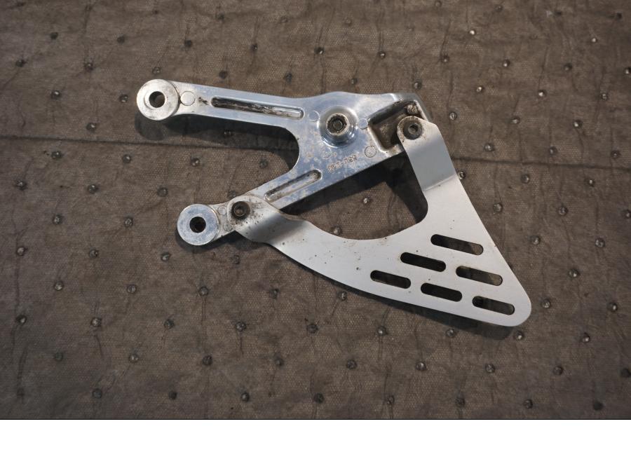 Baksidan på Fotpinnefäste från en Yamaha YZF R6 -2003 motorcykel.