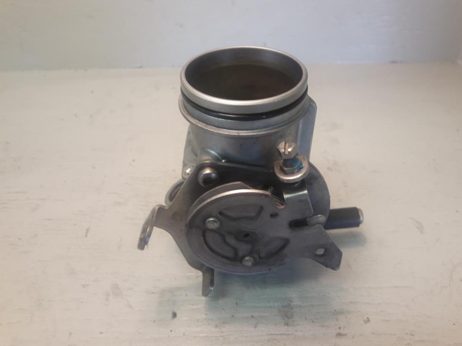 Framsidan på Spjällhus från en BMW R 1150 GS -2003 motorcykel.