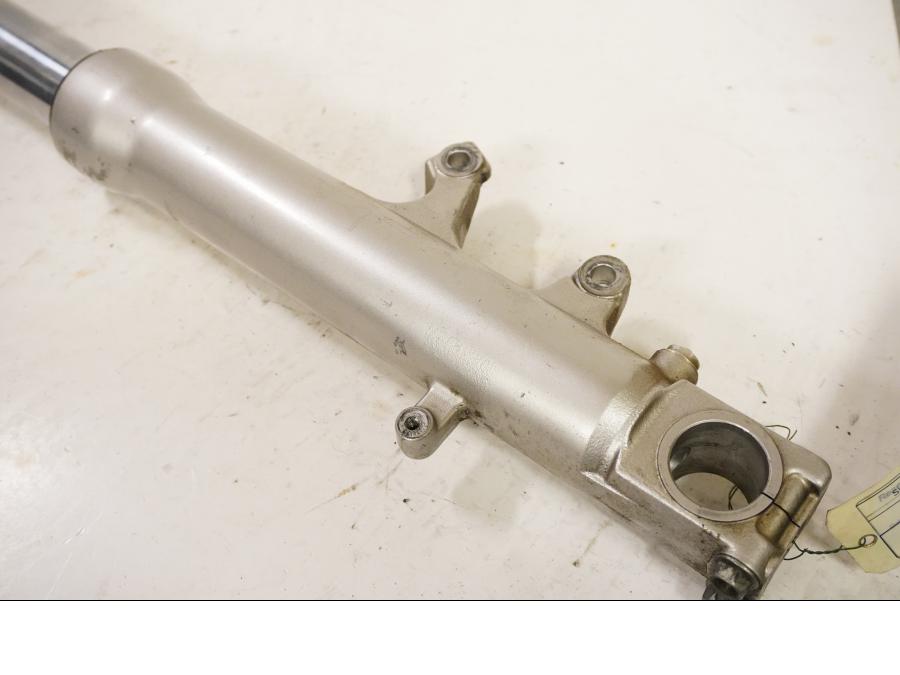 Baksidan på Gaffelben från en Suzuki GSX-R 600 -2000 motorcykel.