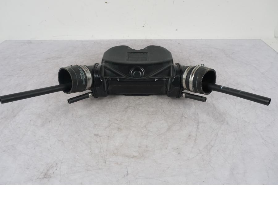 Snett uppifrån på Bensintank från en KTM 1290 Super Adventure S -2022 motorcykel.