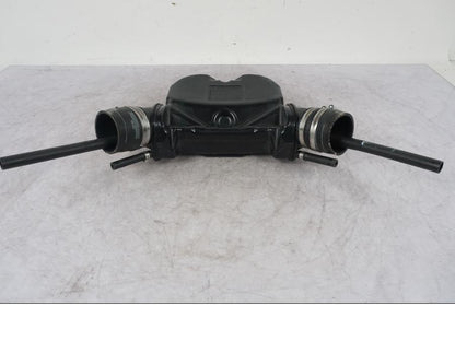 Snett uppifrån på Bensintank från en KTM 1290 Super Adventure S -2022 motorcykel.