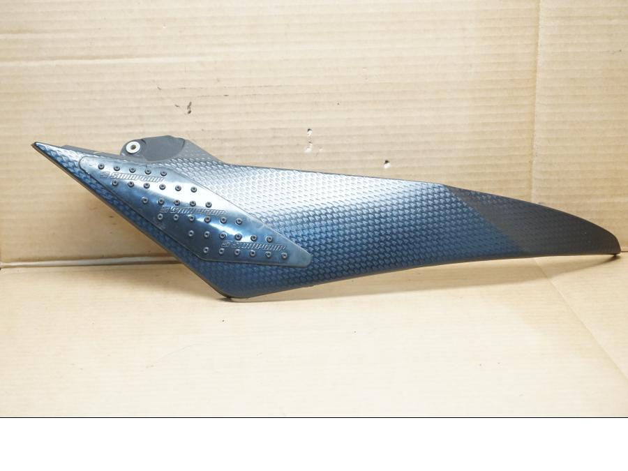 Framsidan på Bensintankskåpa från en Yamaha YZF R6 -2008 motorcykel.