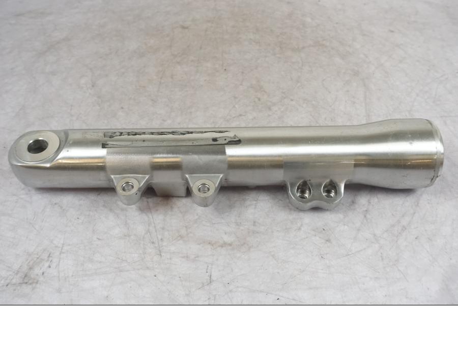 Vänster sida på Gaffelben från en H-D Dyna Street Bob FXDB/I -2008 motorcykel.