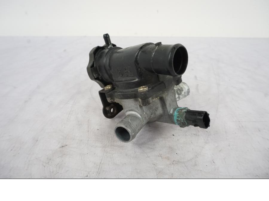 Framsidan på Vattentermostathus från en Kawasaki VN 1500 -2003 motorcykel.