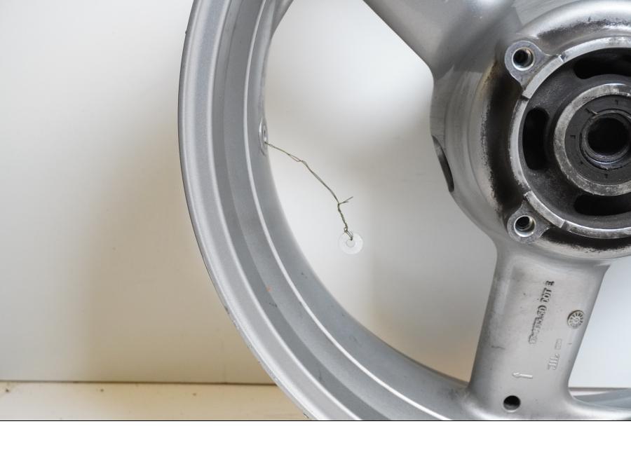 Extrabild5 på Fälg från en Triumph Sprint RS -2000 motorcykel.