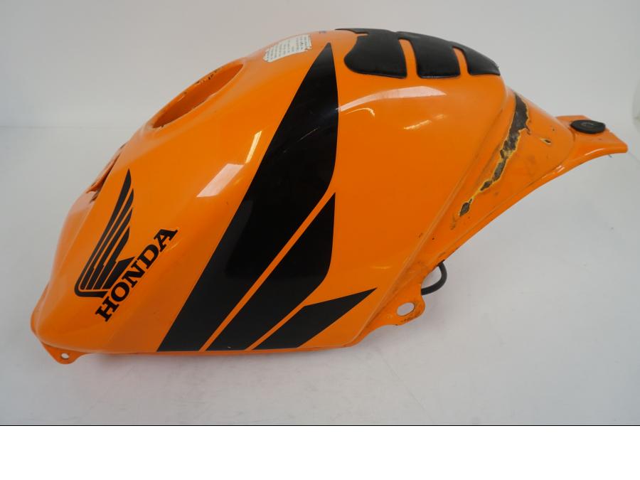 Snett nerifrån på Bensintank från en Honda CBR 125 R -2006 motorcykel.