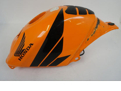 Snett nerifrån på Bensintank från en Honda CBR 125 R -2006 motorcykel.