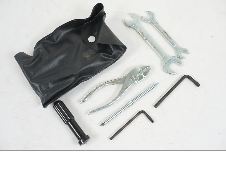 Framsidan på Verktyg från en Suzuki VZR 1800 -2009 motorcykel.