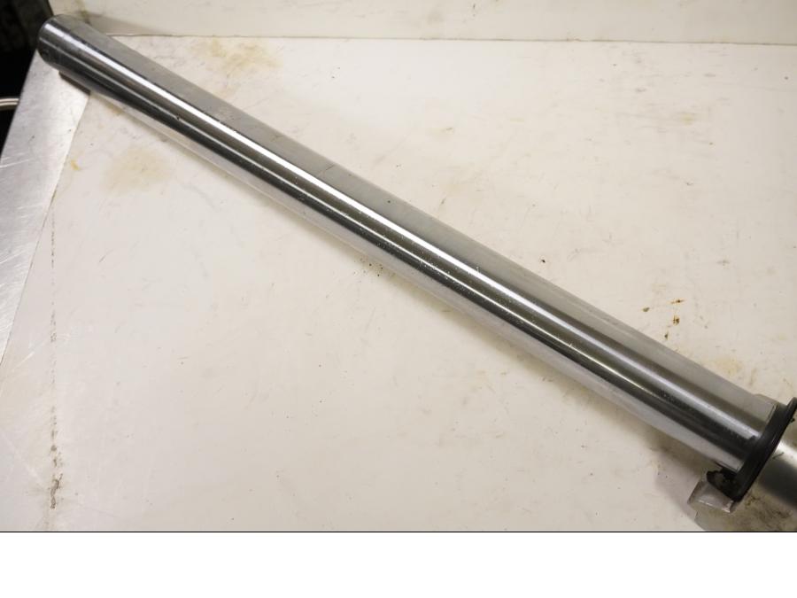 Höger sida på Gaffelben från en Yamaha XV 1100 -1995 motorcykel.