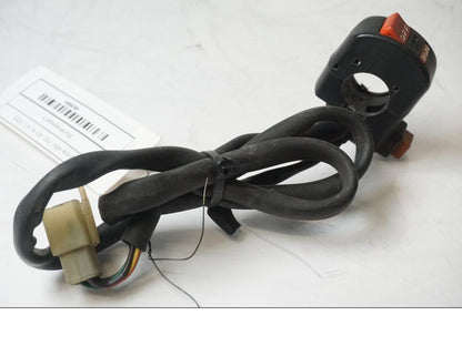 Extrabild1 på <p>Styrelreglage höger från Honda XRV 750 1993.</p>

<p>Saknar plastpiggen för låsning på styret se bild.</p> motorcykel.