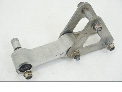 Framsidan på Stötdämparlänkage från en Triumph TT 600 -2002 motorcykel.