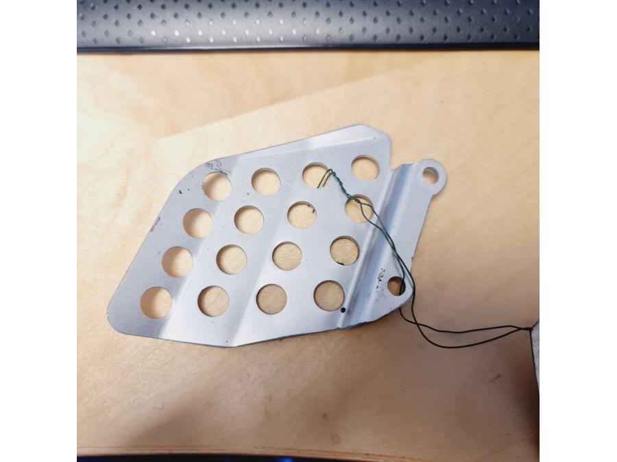 Baksidan på Fotpinnehälskydd från en Honda CBR 1000 RR -2004 motorcykel.