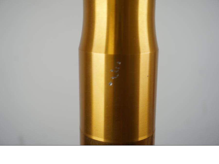 Vänster sida på Gaffelben Öhlins från en Ducati Streetfighter S -2020 motorcykel.