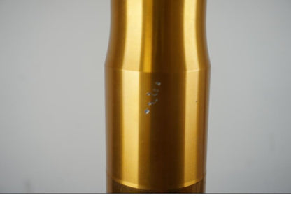 Vänster sida på Gaffelben Öhlins från en Ducati Streetfighter S -2020 motorcykel.