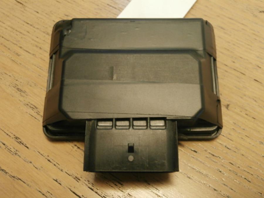 Framsidan på ABS styrenhet från en H-D Softail Deluxe / Nostalgia FLSTN -2011 motorcykel.