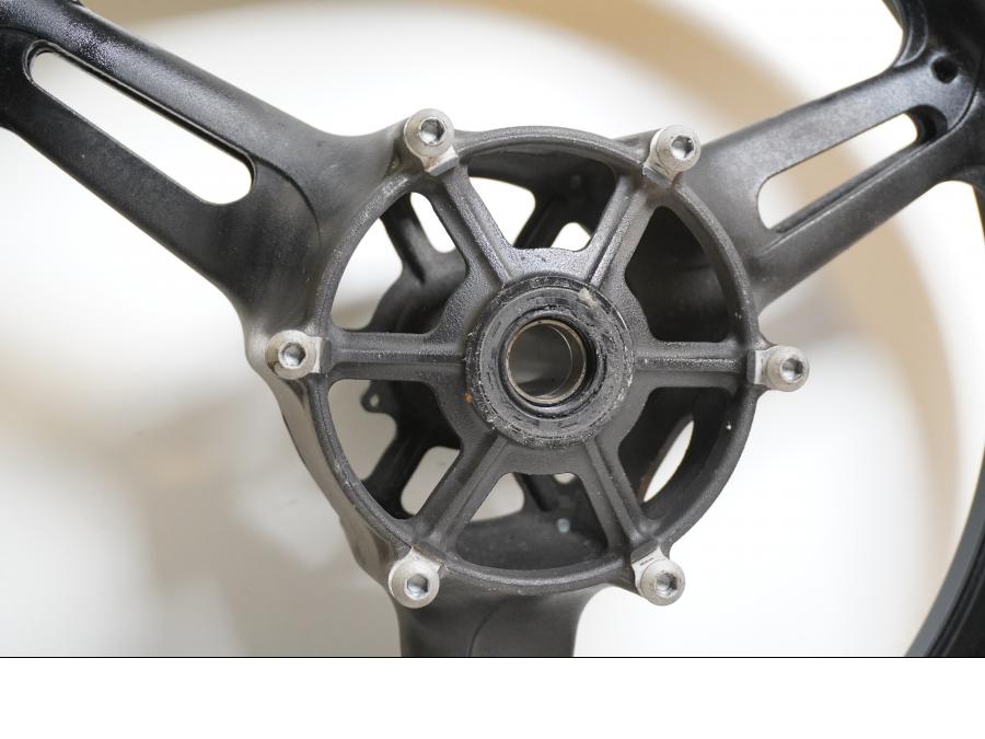 Extrabild3 på Fälg från en Yamaha FJR 1300 -2016 motorcykel.