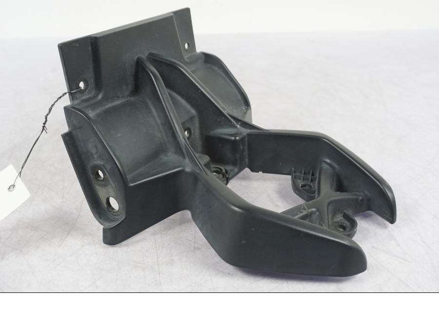 Snett nerifrån på Skylthållare från en BMW R 1200 GS -2005 motorcykel.