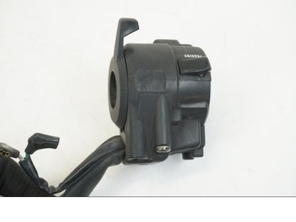 Snett nerifrån på Styrelreglage från en Honda NSR 125 -1991 motorcykel.