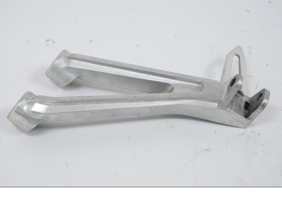 Höger sida på Fotpinnefäste från en Honda CB 650 R -2019 motorcykel.