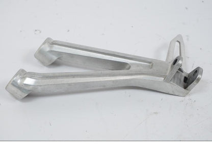 Höger sida på Fotpinnefäste från en Honda CB 650 R -2019 motorcykel.