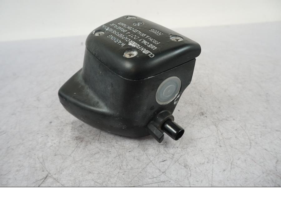 Höger sida på Bromshuvudcylinder från en BMW R 850 R -2004 motorcykel.