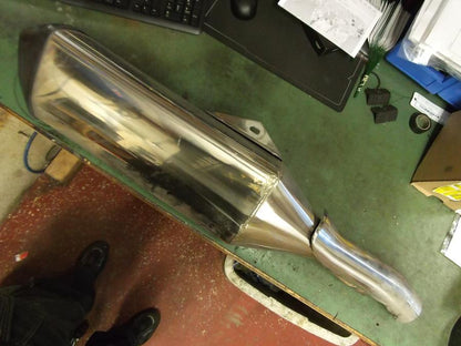 Framsidan på Ljuddämpare från en Triumph Sprint GT -2010 motorcykel.