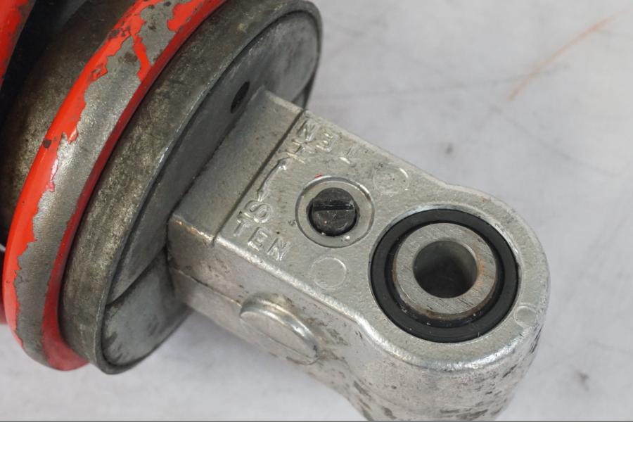 Baksidan på Stötdämpare från en Honda CBR 1100 XX -1999 motorcykel.