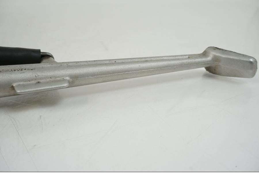 Snett nerifrån på Sidostöd från en BMW S 1000 R -2019 motorcykel.