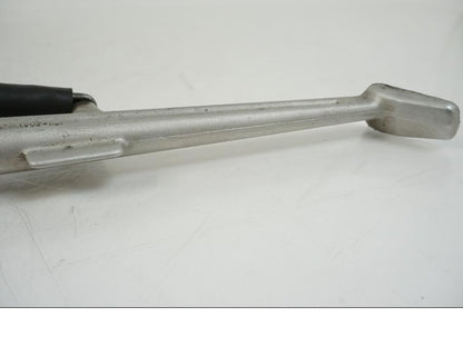 Snett nerifrån på Sidostöd från en BMW S 1000 R -2019 motorcykel.