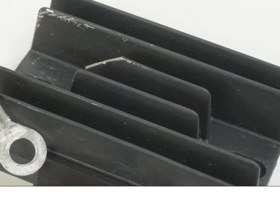 Snett nerifrån på Likriktare från en Aprilia RS 125 -2008 motorcykel.