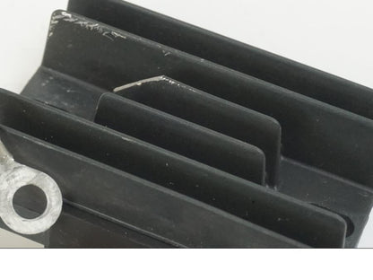 Snett nerifrån på Likriktare från en Aprilia RS 125 -2008 motorcykel.