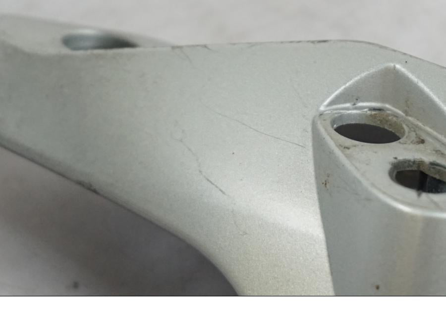 Snett nerifrån på Blinkersfäste från en BMW R 1200 R -2007 motorcykel.